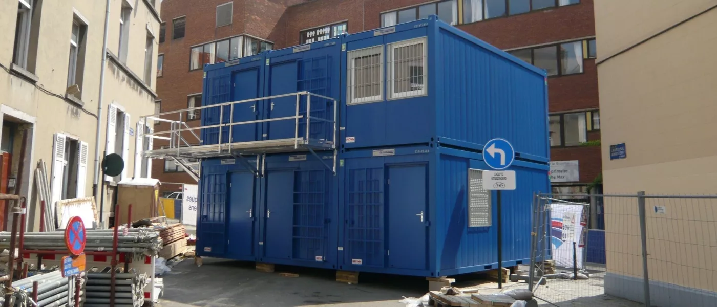 Module pour un chantier, posé sur des blocs. Vestiaire et salle de repos 
