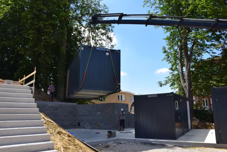 grue de levage, camion de transport, nous pouvons aménager et déposer le containeur au bon endroit