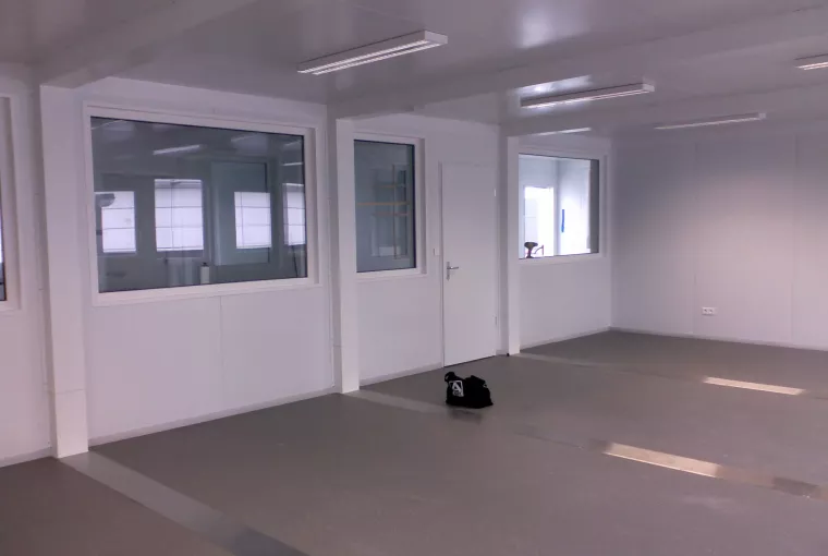 Des bureaux avec fenêtres intérieures