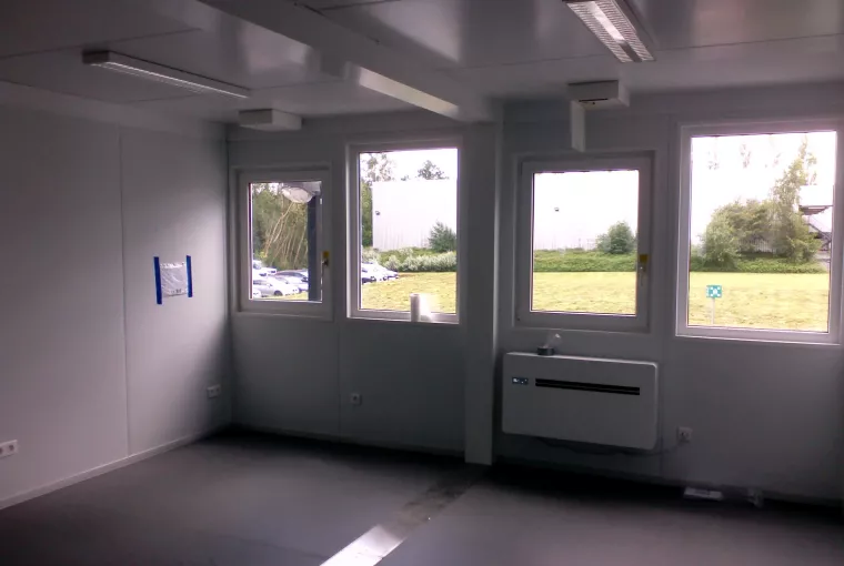 Des bureaux avec fenêtres extérieures