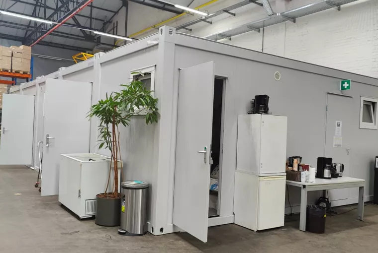Vestiaires et sanitaires installés dans une industrie
