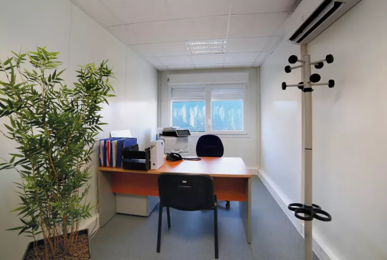 bureau spacieux pour médecin ou dentiste